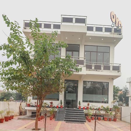 ホテル Oyo 62646 タージ クラシック Tājganj エクステリア 写真