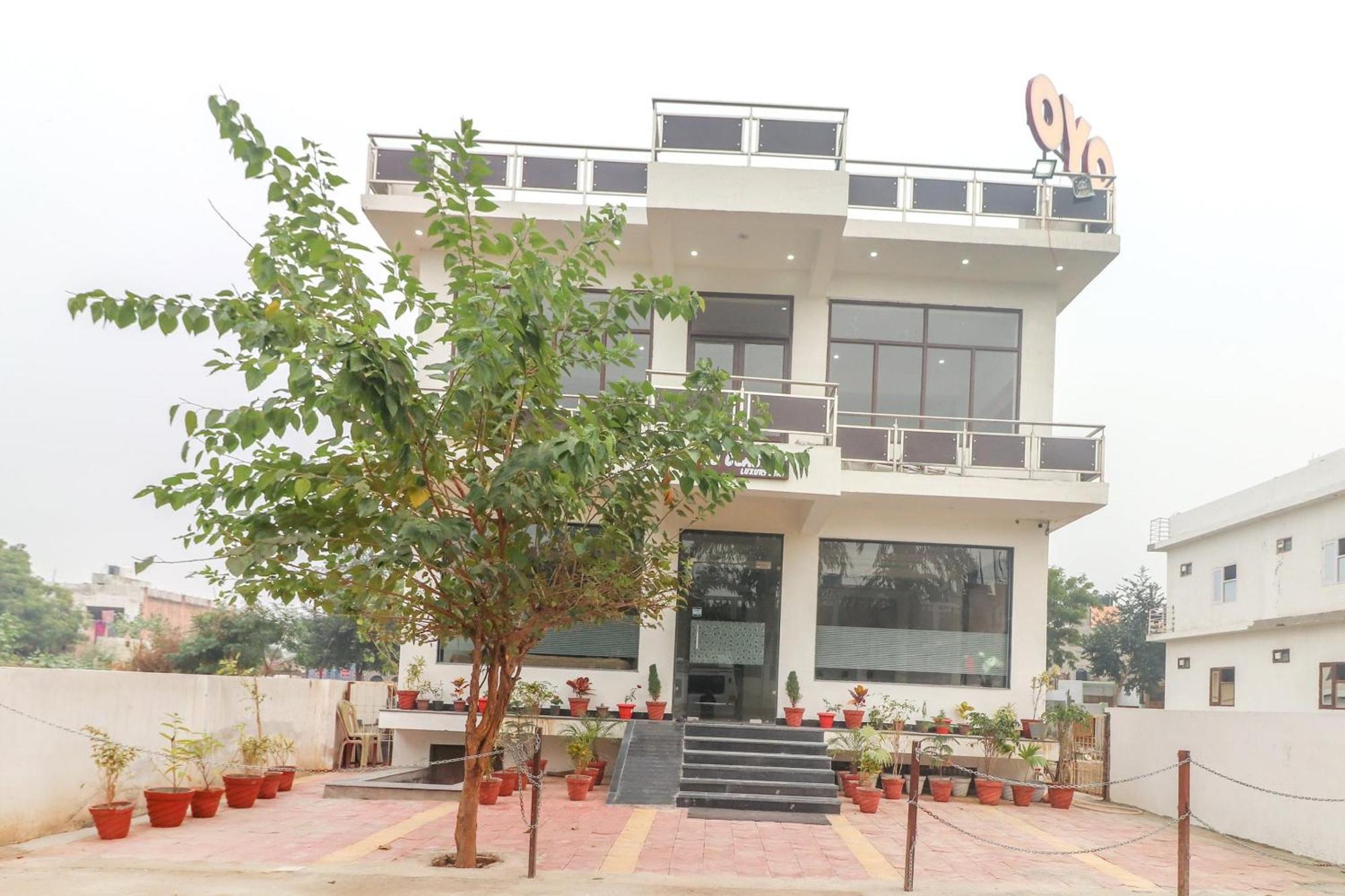ホテル Oyo 62646 タージ クラシック Tājganj エクステリア 写真