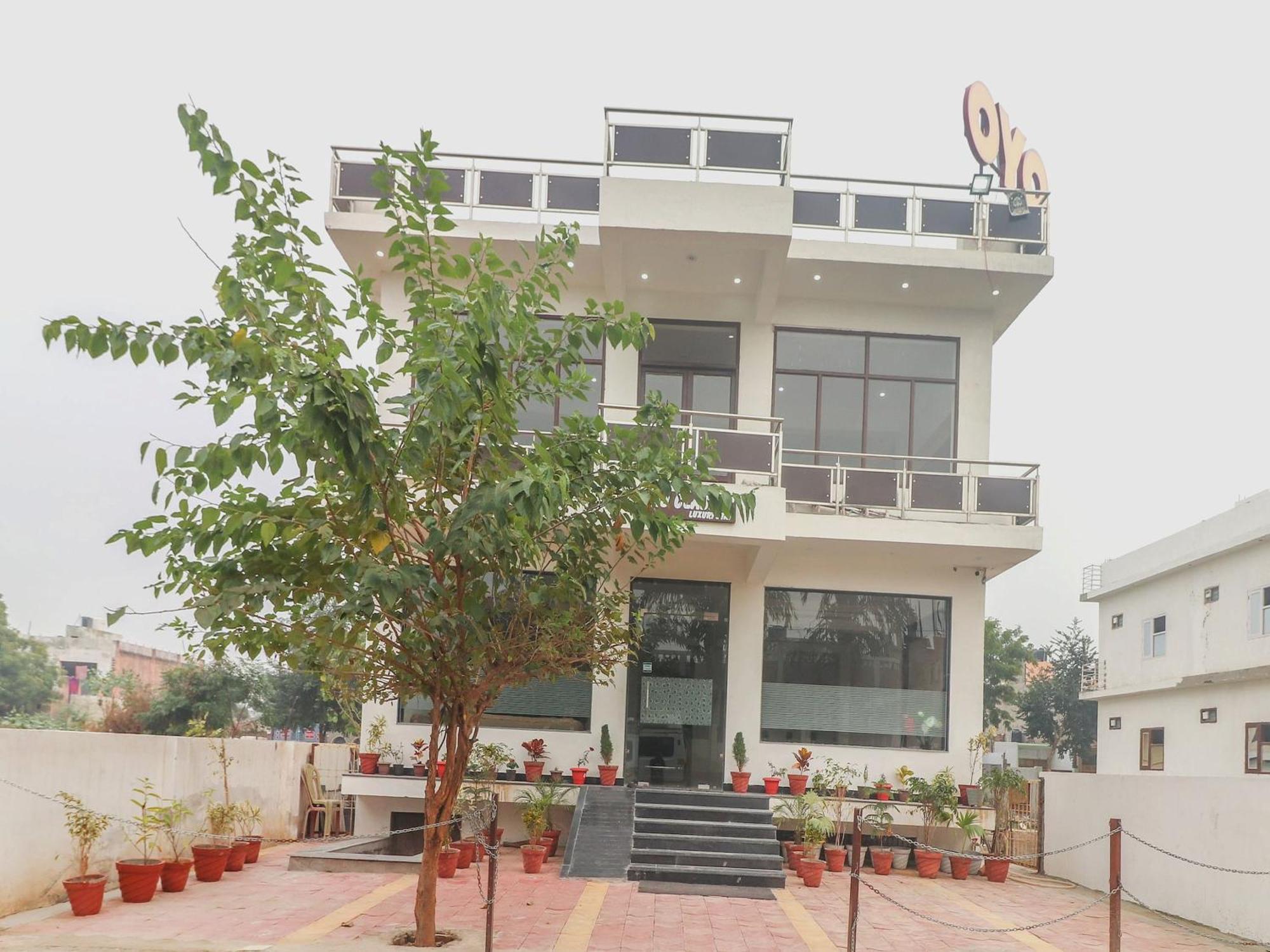 ホテル Oyo 62646 タージ クラシック Tājganj エクステリア 写真